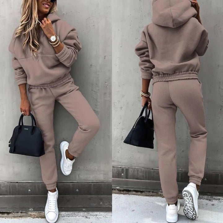 Moderne Frau im bequemen Damen Jogginganzug, ideal für Freizeit & Athleisure. Stylischer Zweiteiler für Komfort.