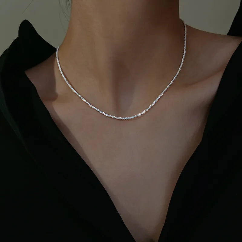 Funkelnde Damenschlüsselbeinkette aus hochwertigem 925er Sterlingsilber, ein modisches Accessoire.