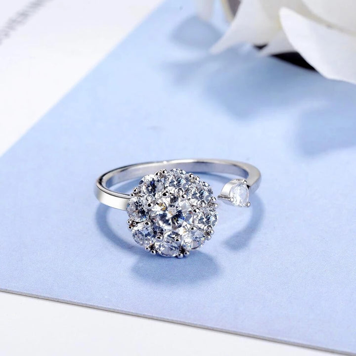 Luxuriöser Damen Schmuck: Funkelnder Drehring aus 925 Silber mit brillantem, rotierendem Kristall.