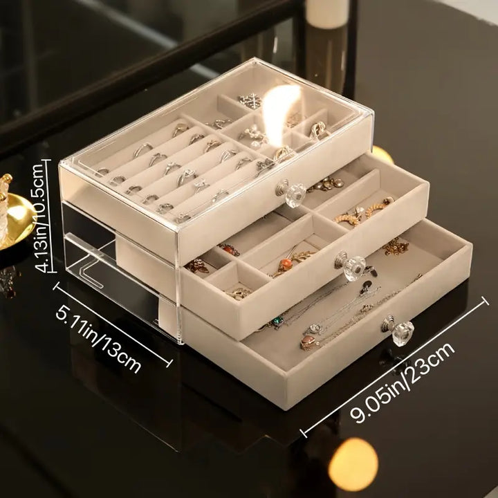 Elegante Schmuckschatulle mit durchsichtigen Schubladen, schützt und organisiert wertvollen Schmuck.
