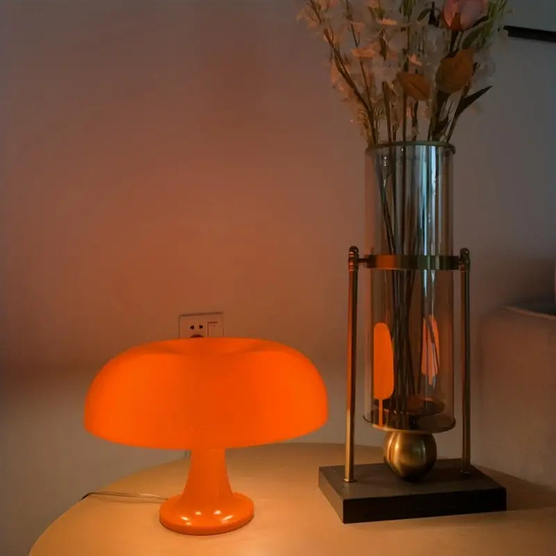 Dimmbare LED-Pilzlampe, kabellos, elegantes Design für Wohnzimmer und Schlafzimmer, in leuchtendem Orange.