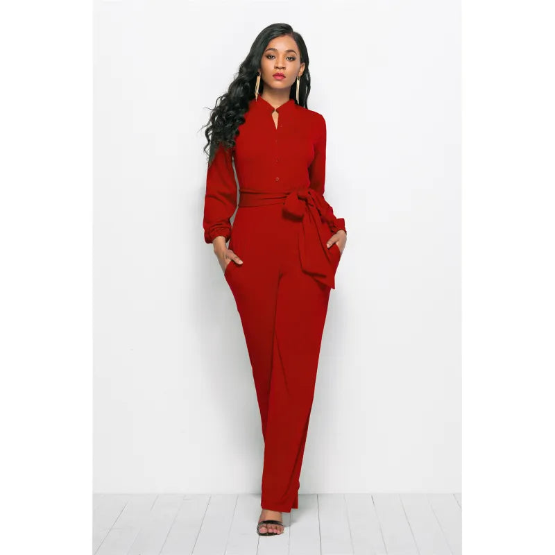Modischer Damen Jumpsuit mit V-Ausschnitt und weitem Bein, ein zeitloser Ein-Teiler für Frühling.