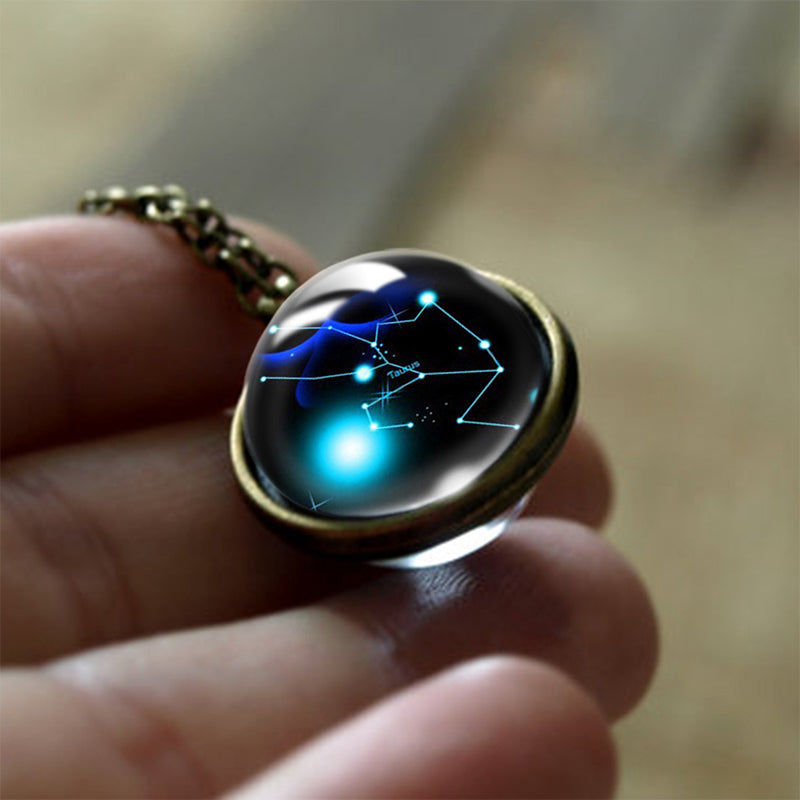 Runder Glas-Anhänger mit Sternzeichen für Damen, stilvoller Talisman, der Schutz und Kraft spendet.