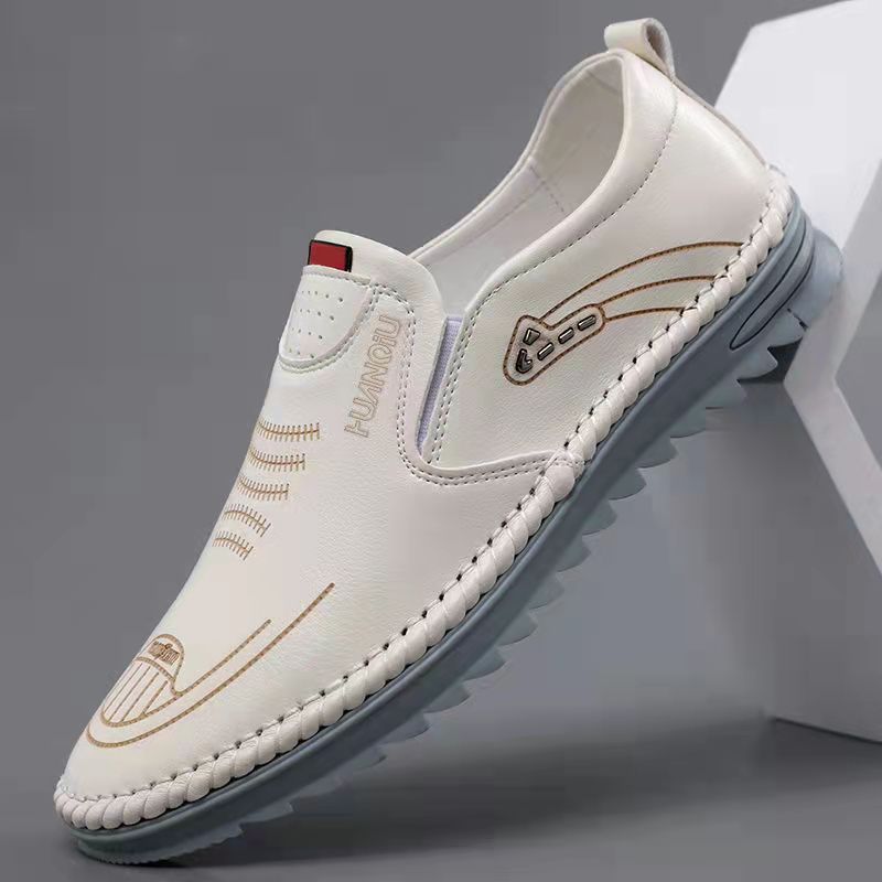 Weiße Herren Slipper, atmungsaktiv mit elastischem Einstieg. Ideal für Sommer & Alltag.