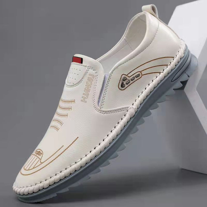 Weiße Herren Slipper, atmungsaktiv mit elastischem Einstieg. Ideal für Sommer & Alltag.