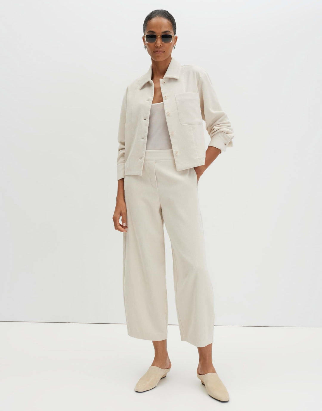 Lässige Damen Cropped Hose im Barrel Fit mit Mid Waist. O-Silhouette, perfekt für einen schicken Casual Look.