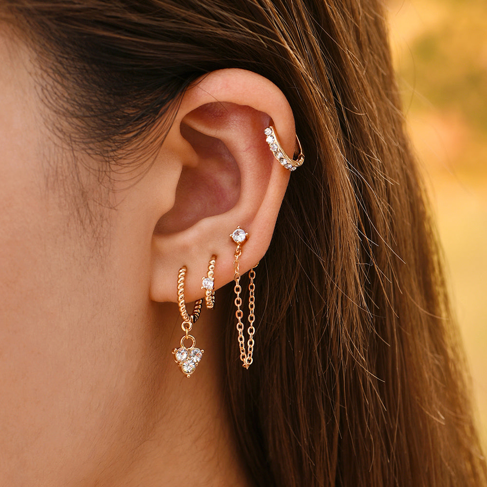 Glänzende silberne Damen Herzohrringe im Retro-Look, verziert mit schimmernden Zirkonia.