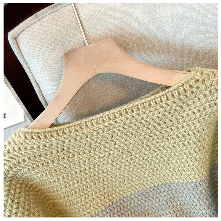 Damen Übergrößen Pullover mit Farbmix-Patchwork. Weicher Stoff, Loose Fit, ideal für Freizeit.