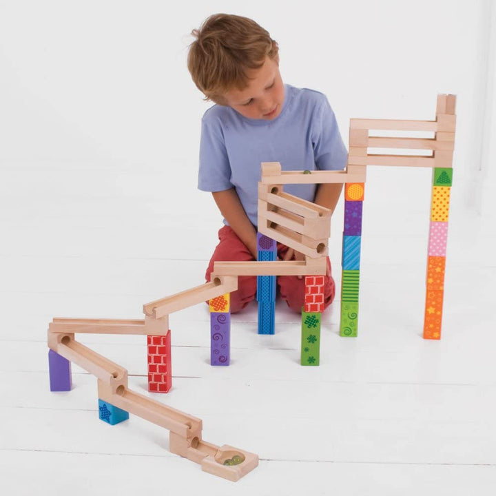 Bunte Holzkullerbahn mit Murmeln, perfekt als Baustein-Lernspielzeug für Kleinkinder & Entwicklung der Kreativität.