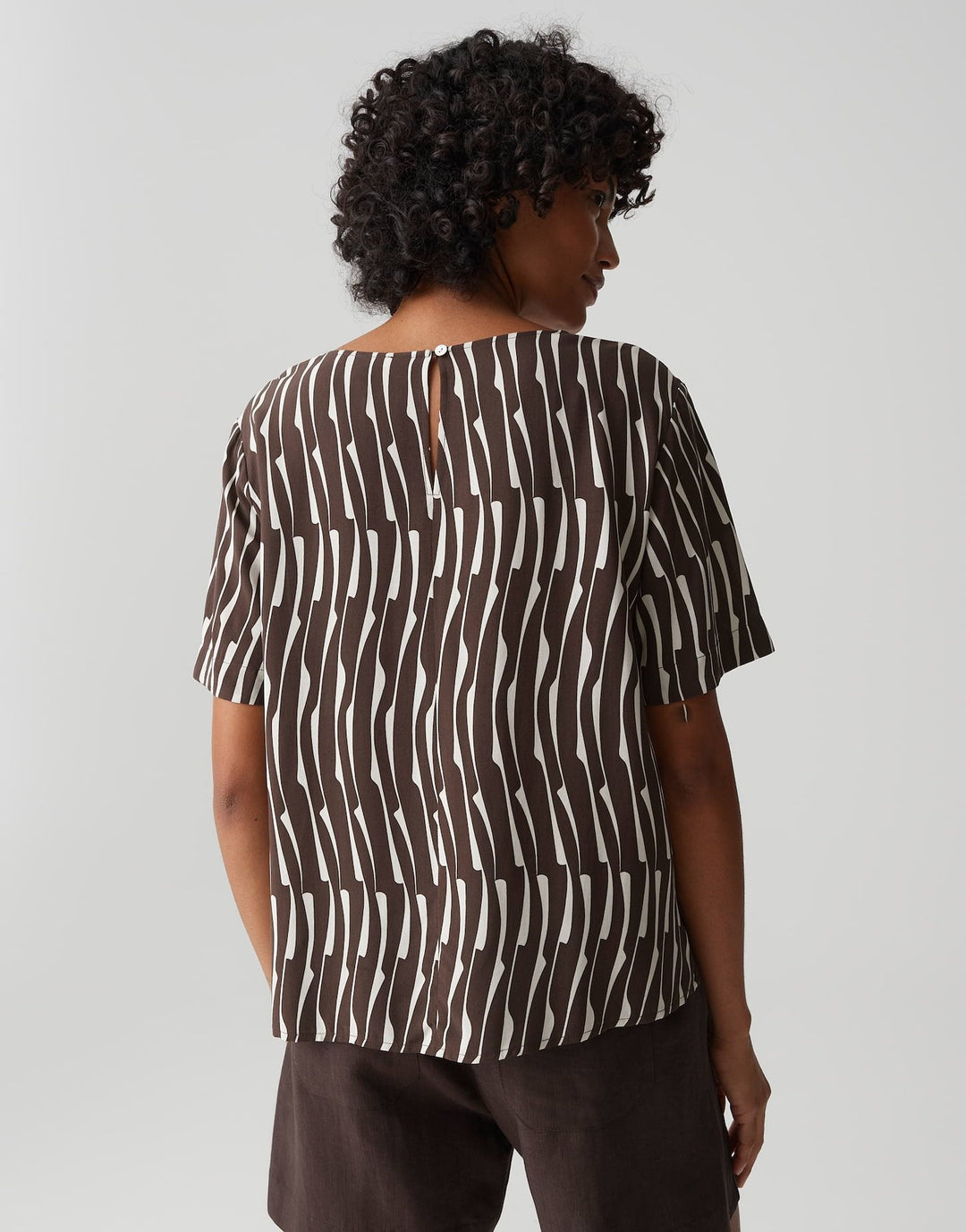 Elegante Damen Loose-Fit Kurzarmbluse mit einzigartigem Grafikmuster & U-Boot-Ausschnitt. Vielseitiges Casual Oberteil.