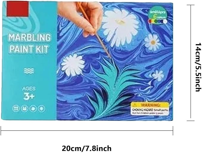Fröhliche Kinder experimentieren mit magischen Wasserfarben, gestalten bunte Marmorierkunst. Kreativset & Lernspielzeug.