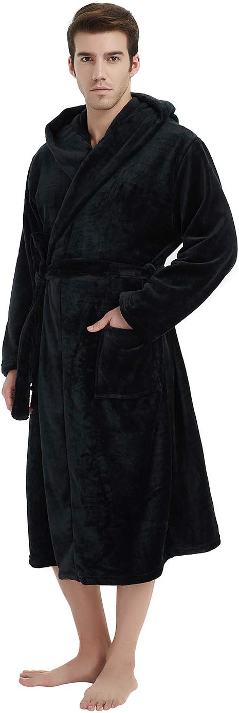 Kuscheliger Kapuzenbademantel für Herren, hält Kopf und Körper warm.