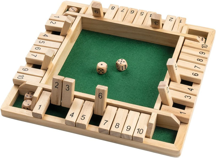 Eine Hand setzt eine Spielfigur. Spannendes Holz-Gesellschaftsspiel für strategisches Lernen.