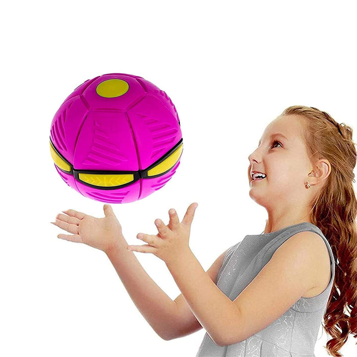 Kinder spielen mit Verwandlungsball: Fröhliche Kinder werfen den Magic Ball im Garten. Ideal für draußen Spielspaß.