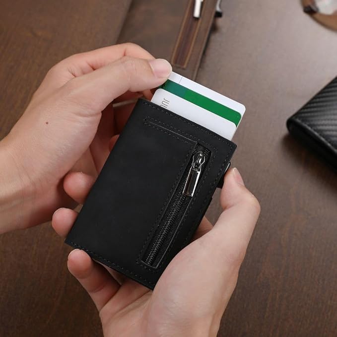 Elegante, minimalistische Slim Wallet Geldbörse für Herren und Damen, perfekt in der Hand haltend.
