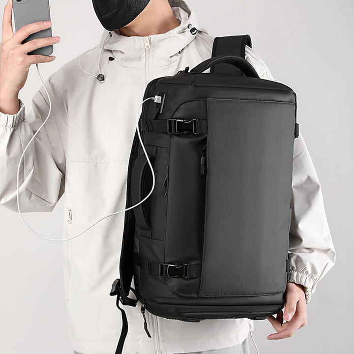 Funktionaler TrekPro Rucksack mit Seitenöffnung & USB-C, schützt 15 Zoll Laptops sicher vor Wasser.