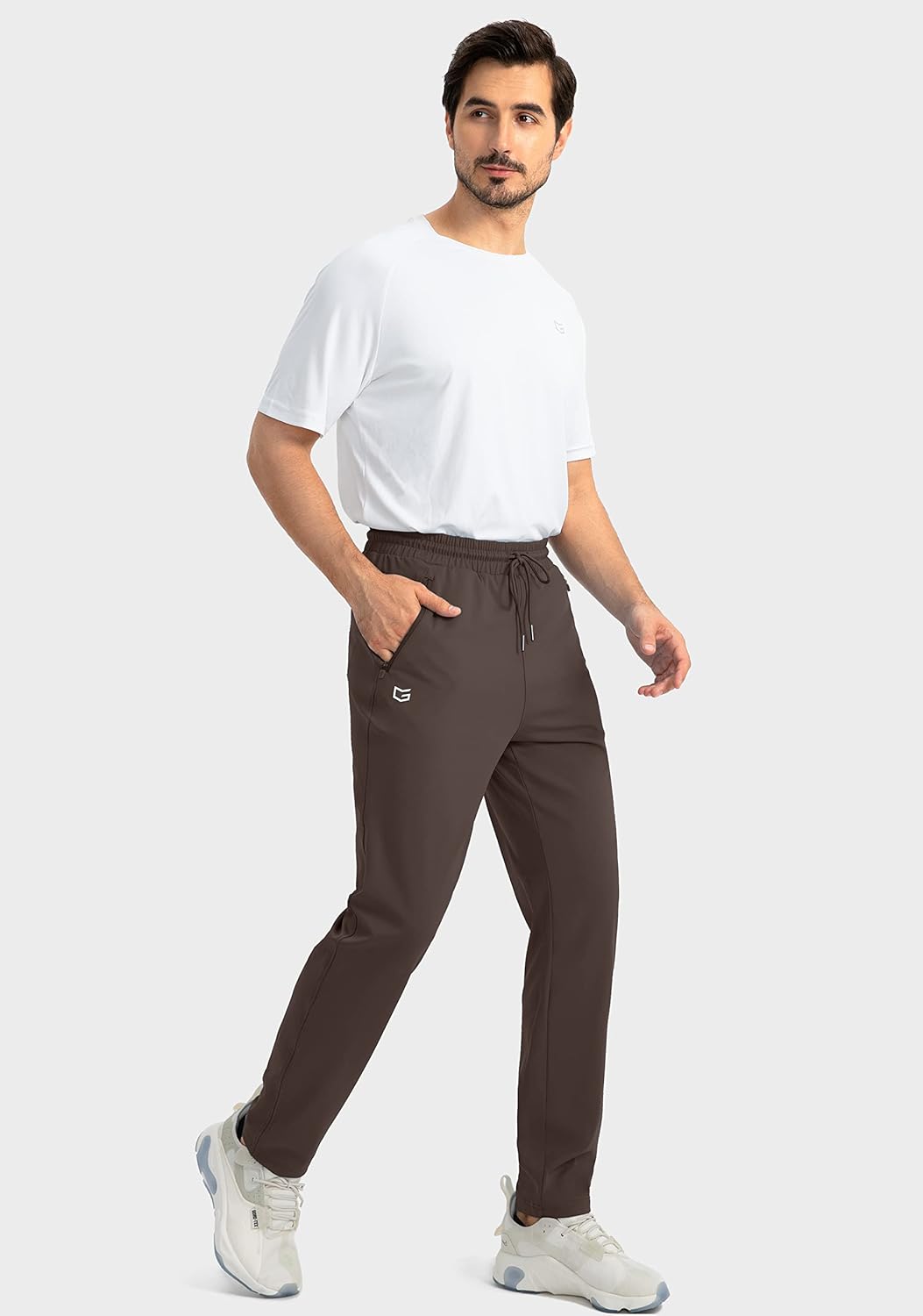 Herren Jogginghose in dunkler Farbe, Tapered Fit für modernen Sport-Look.