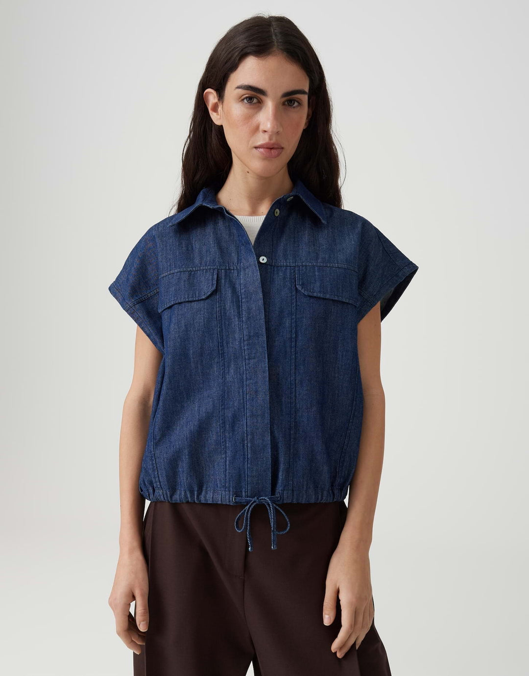 Modische Damen Kurzarm-Bluse, Oversize-Passform mit Tunnelzug. Bequem und stilvoll für warme Tage.