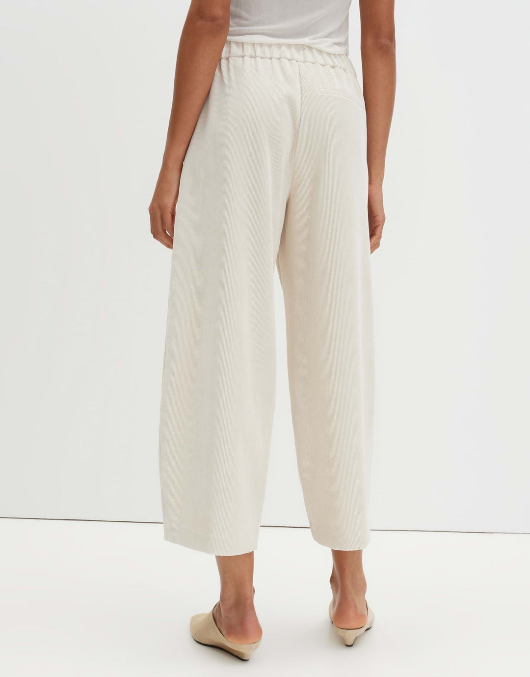 Moderne Damen Cropped Hose mit Mid Waist, Barrel Fit und O-Silhouette für einen komfortablen & trendigen Stil.