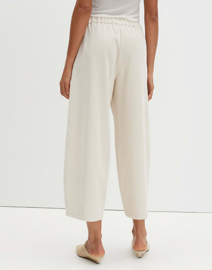 Moderne Damen Cropped Hose mit Mid Waist, Barrel Fit und O-Silhouette für einen komfortablen & trendigen Stil.