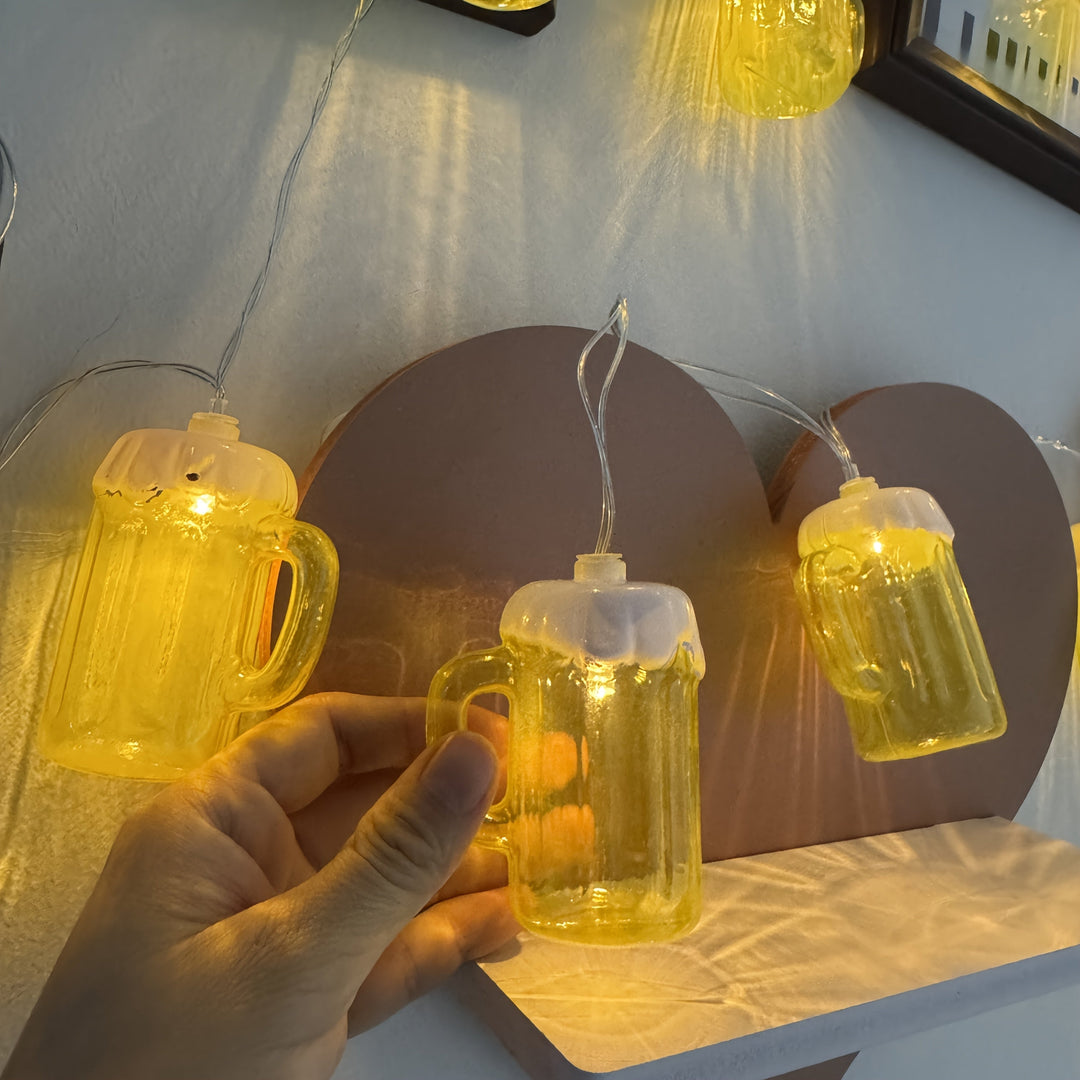 Gemütliches Ambiente schaffen mit diesem 2er Set LED-Bierkrug-Lichterketten, ideal für jede Dekoration.