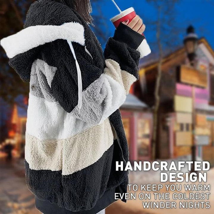 Rückansicht der warmen Damen Kapuzenjacke mit Kontrastdesign für stylische Wintermode.