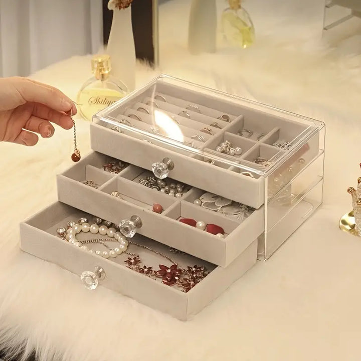 Moderner Acryl Schmuckorganizer, dreischichtig, für übersichtliche und elegante Schmuckaufbewahrung.