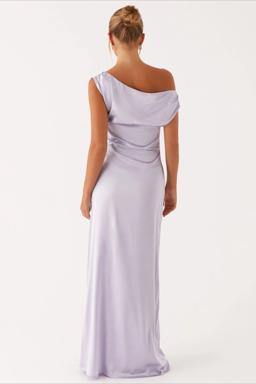 Elegantes, langes Abendkleid für Damen, fließender Stoff schmeichelt der Figur. Ideal für Feste.