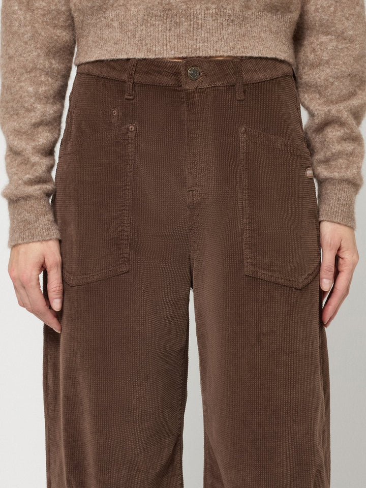 Trendige Damenhose: O-Shape Cordhose mit hoher Taille und schmal zulaufendem Bein für eine moderne Silhouette.