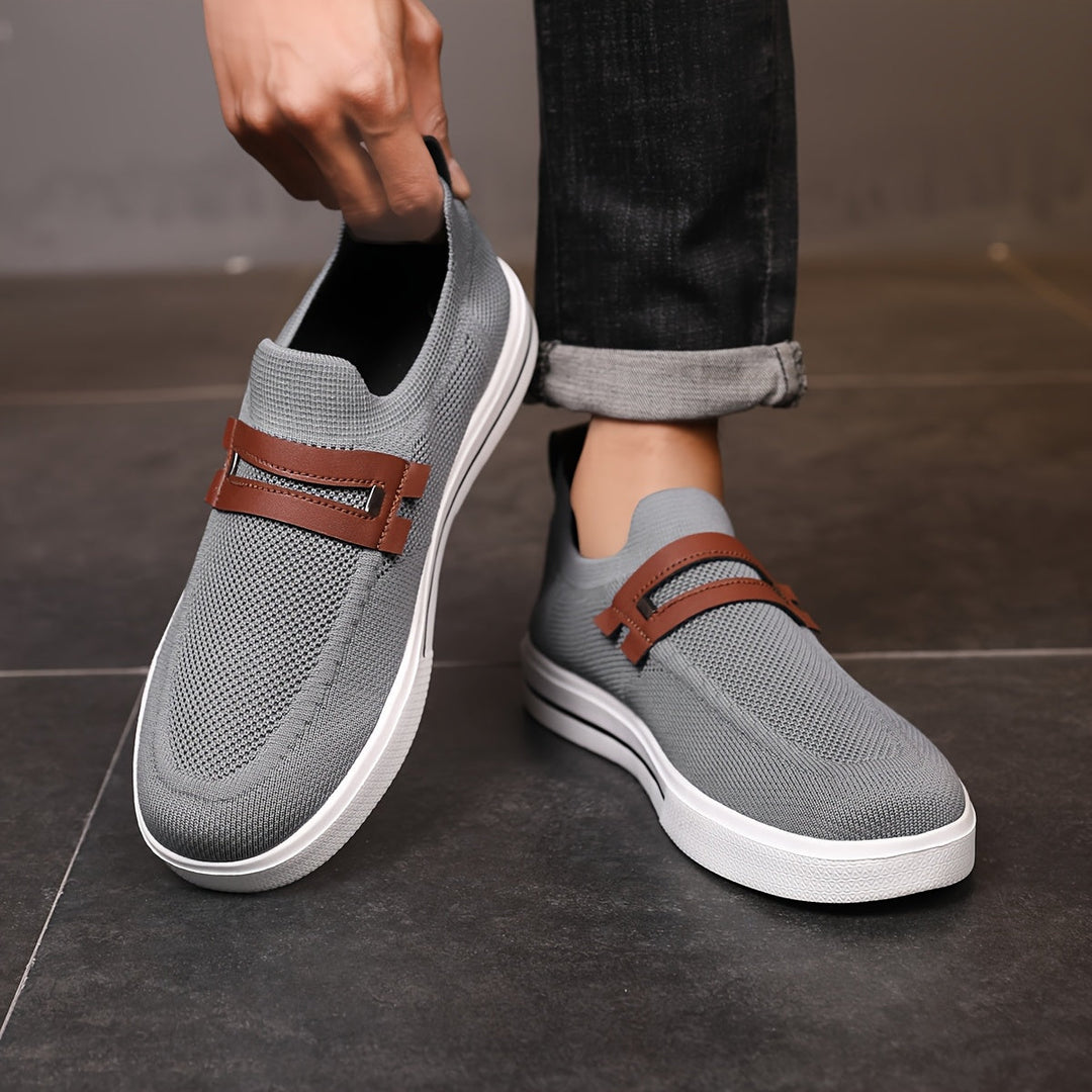 Seitliche Ansicht leichter Herren Slip-On Sneaker, atmungsaktiv & ideal für den Alltag.