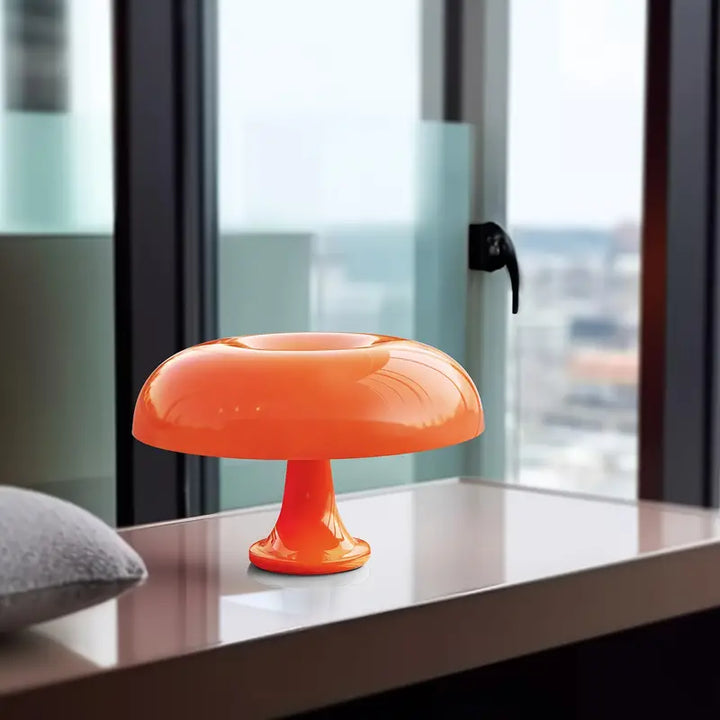 Designorientierte Pilz-Tischlampe in Weiß, LED, kabellos, dimmbar, für ein modernes und funktionales Zuhause.