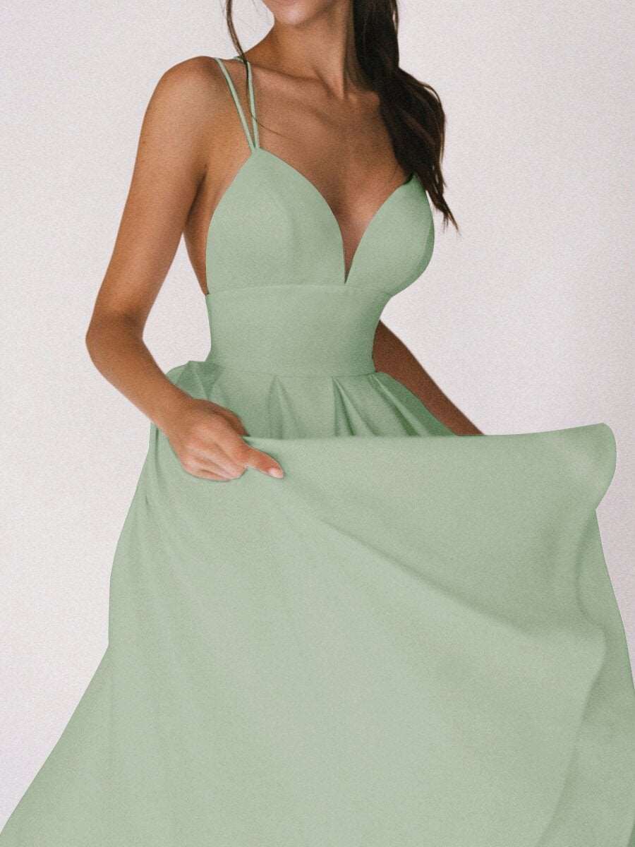 Langes Damen Maxikleid im A-Linien-Schnitt, mit V-Ausschnitt und feinen Spaghettiträgern, sehr vielseitig.