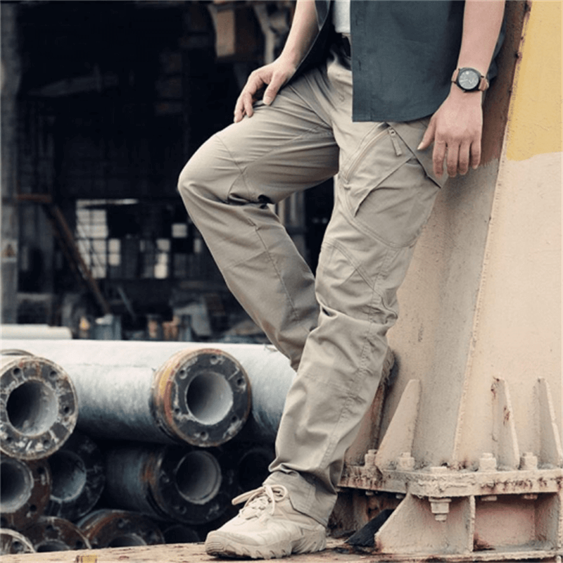 Funktionale Taktische Cargo Hose für Herren, wasserabweisend, mit elastischem Bund & vielen Taschen.