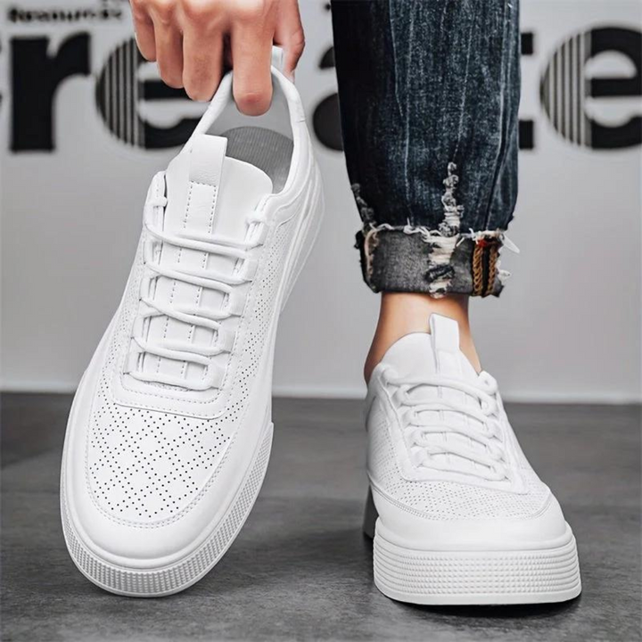 Nahaufnahme des atmungsaktiven Materials der stilvollen Herren-Sneaker, für optimalen Komfort im Alltag.