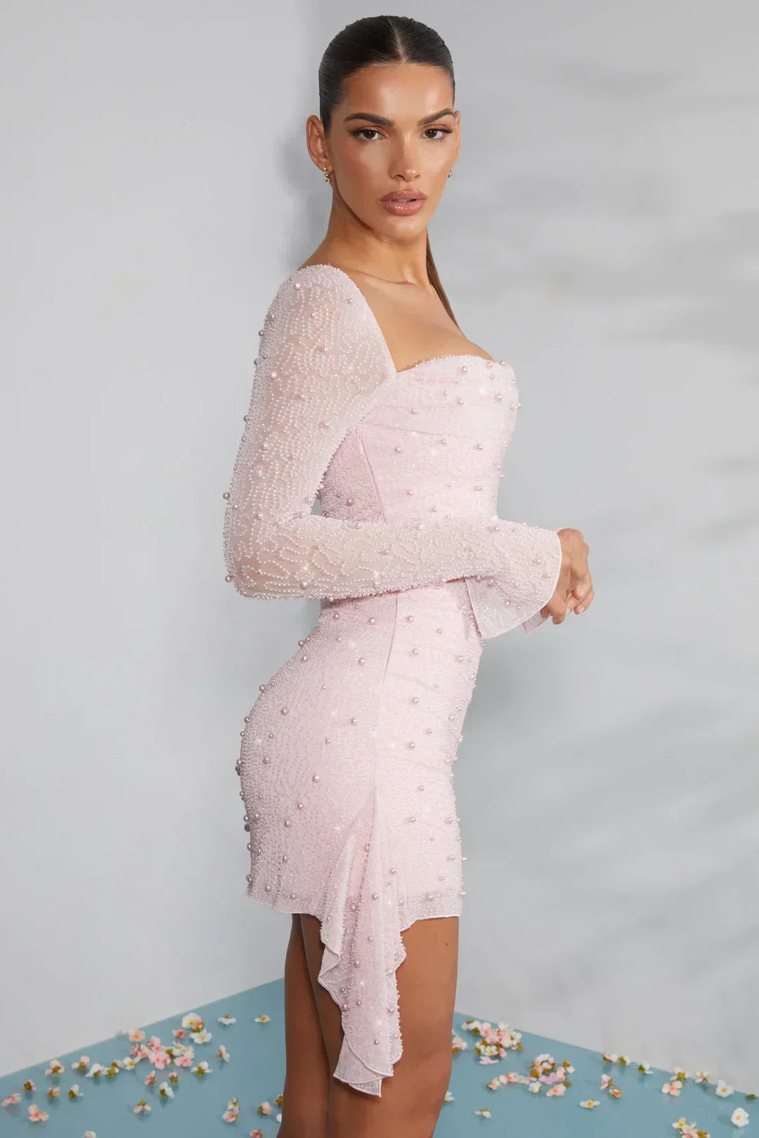 Schwarzes Damen Minikleid, modischer Kragen, geeignet als Cocktail- oder Abendkleid.