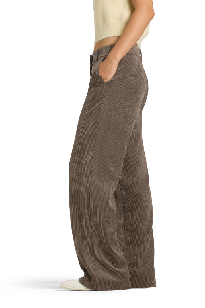 Stilvolle Damen Cordhose mit weiter Passform, Gürtelschlaufen und Eingrifftaschen – perfekt für Alltag & Freizeit.