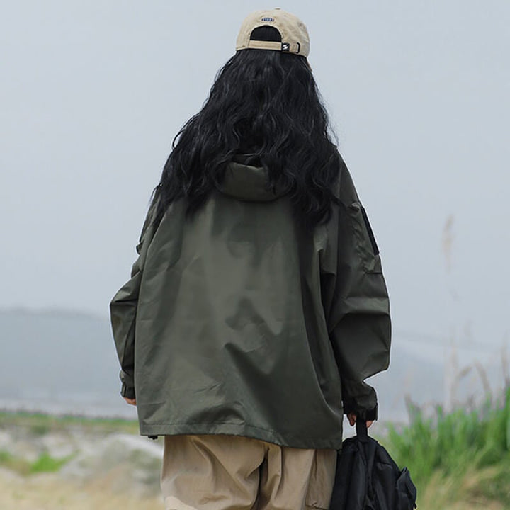 Detailaufnahme des atmungsaktiven Materials der Damen Softshelljacke, wasserdicht & strapazierfähig.