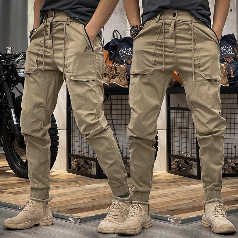Schwarze Stretch-Cargohose für Herren. Modisch, bequem und funktional für Alltag und Outdoor-Abenteuer.