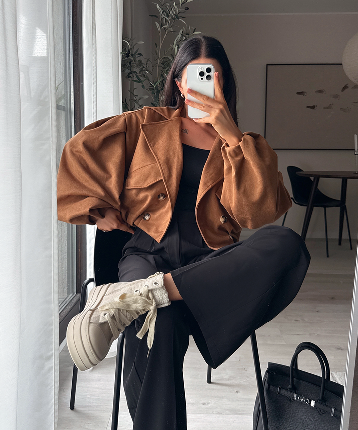 Damen Trenchcoat als Cropjacke in Wildlederoptik, eleganter Kurzmantel für stilvolle Übergangsmode.