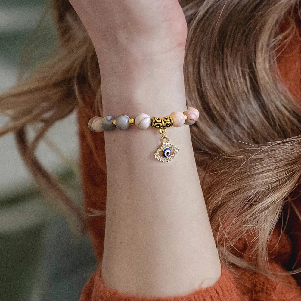 Glänzendes Perlenarmband mit blauem türkischen Böses-Auge Anhänger. Handwerkliche Qualität, unisex Schutzschmuck.