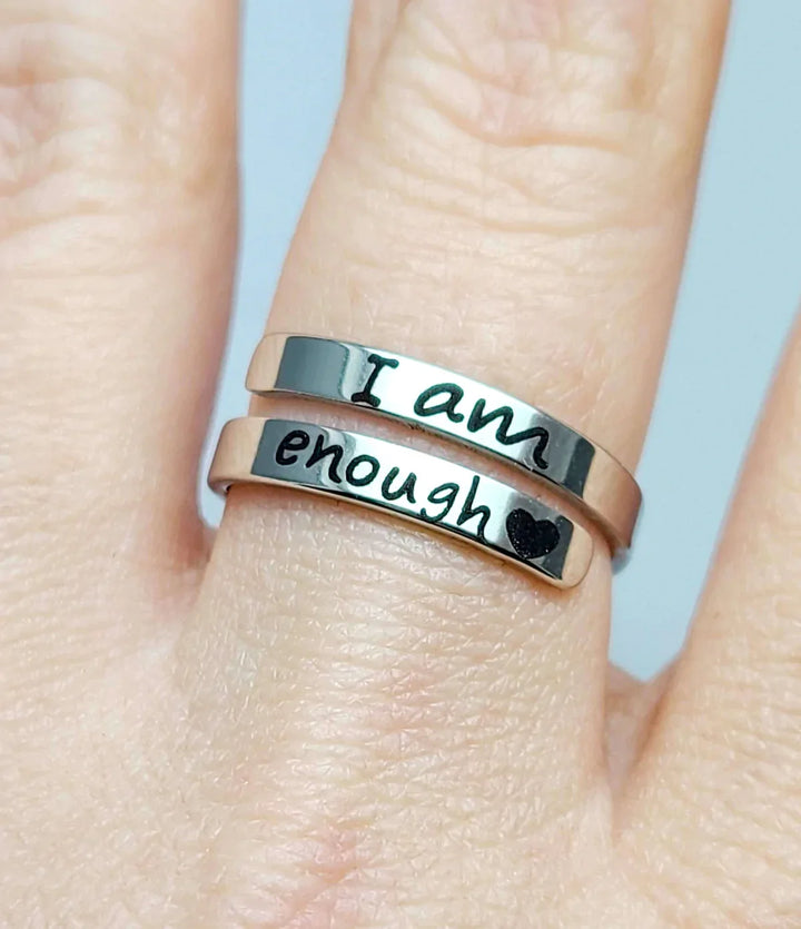 Detailaufnahme des "Ich bin genug" Schriftzugs auf dem glänzenden 925 Silberring. Positiver Schmuck.