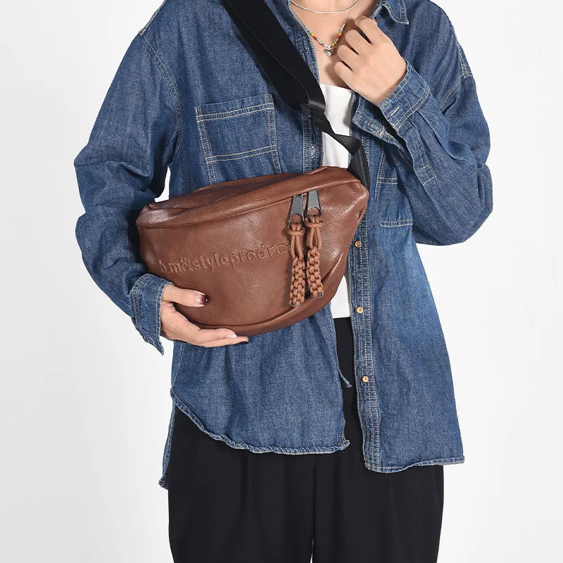 Frau trägt elegante Damen Brusttasche, ideal als Umhängetasche. Freihändiges Styling für Alltag und Reise.