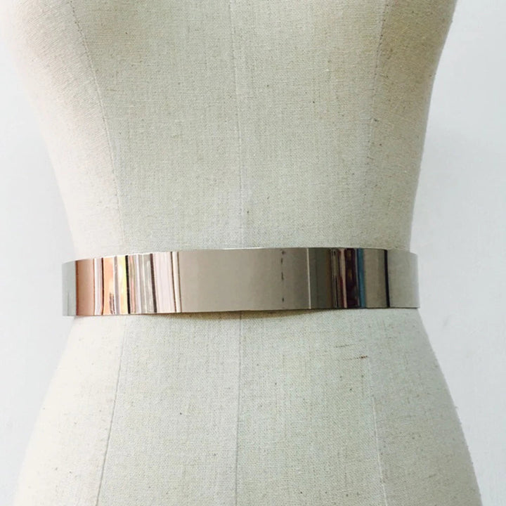 Nahaufnahme: Eleganter Damen Vintage Taillengürtel in glänzendem Gold & Silber. Exklusives Mode Accessoire.
