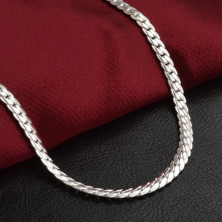 Klassische Silberkette aus edlem 925 Sterling Silber. Zeitloses Design und hochwertige Verarbeitung für Damenschmuck.