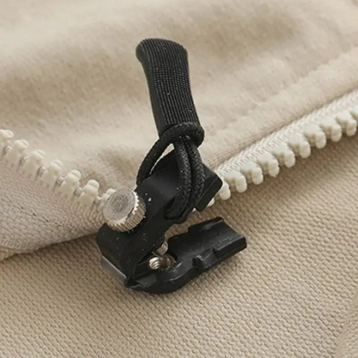 Nahaufnahme der verschiedenen Zipper Schieber im 12tlg. Reißverschluss Reparatur Set für Jacken & Rucksäcke.
