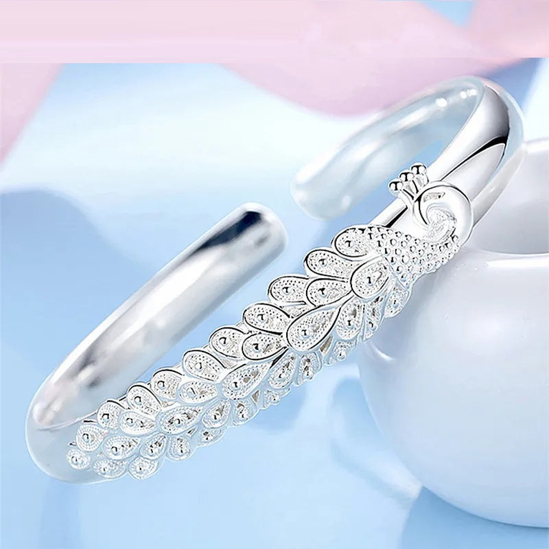 Funkelndes Damenarmband: 925er Sterling-Silber mit kunstvollem Pfauen-Motiv, perfekt für Partyschmuck.