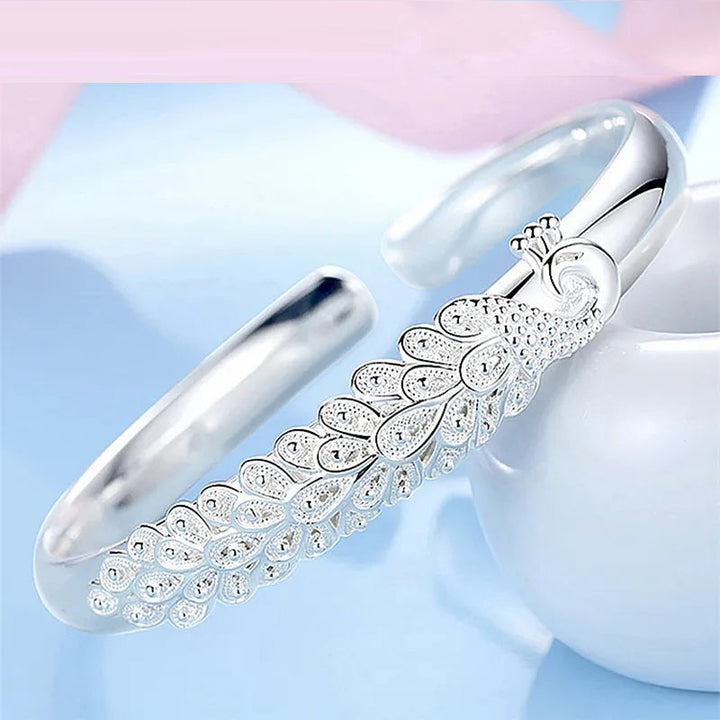 Funkelndes Damenarmband: 925er Sterling-Silber mit kunstvollem Pfauen-Motiv, perfekt für Partyschmuck.