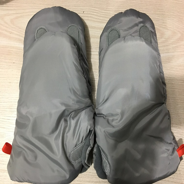 Nie wieder kalte Hände! Isolierte Kinderwagen Handschuhe für Eltern, ideal für entspannte Winterspaziergänge mit Baby.