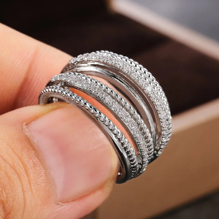 Glänzender Damenring aus Silber mit Zirkonia Steinen, funkelnd & stilvoll für Büro & besondere Anlässe.