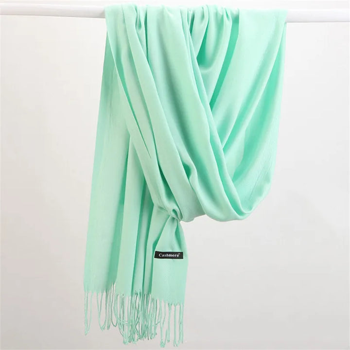 Kuscheliger unifarbener Winterschal für Damen. Das ideale Mode-Accessoire für kalte Tage.